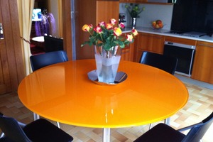 Table de cuisine en verre laqué orange